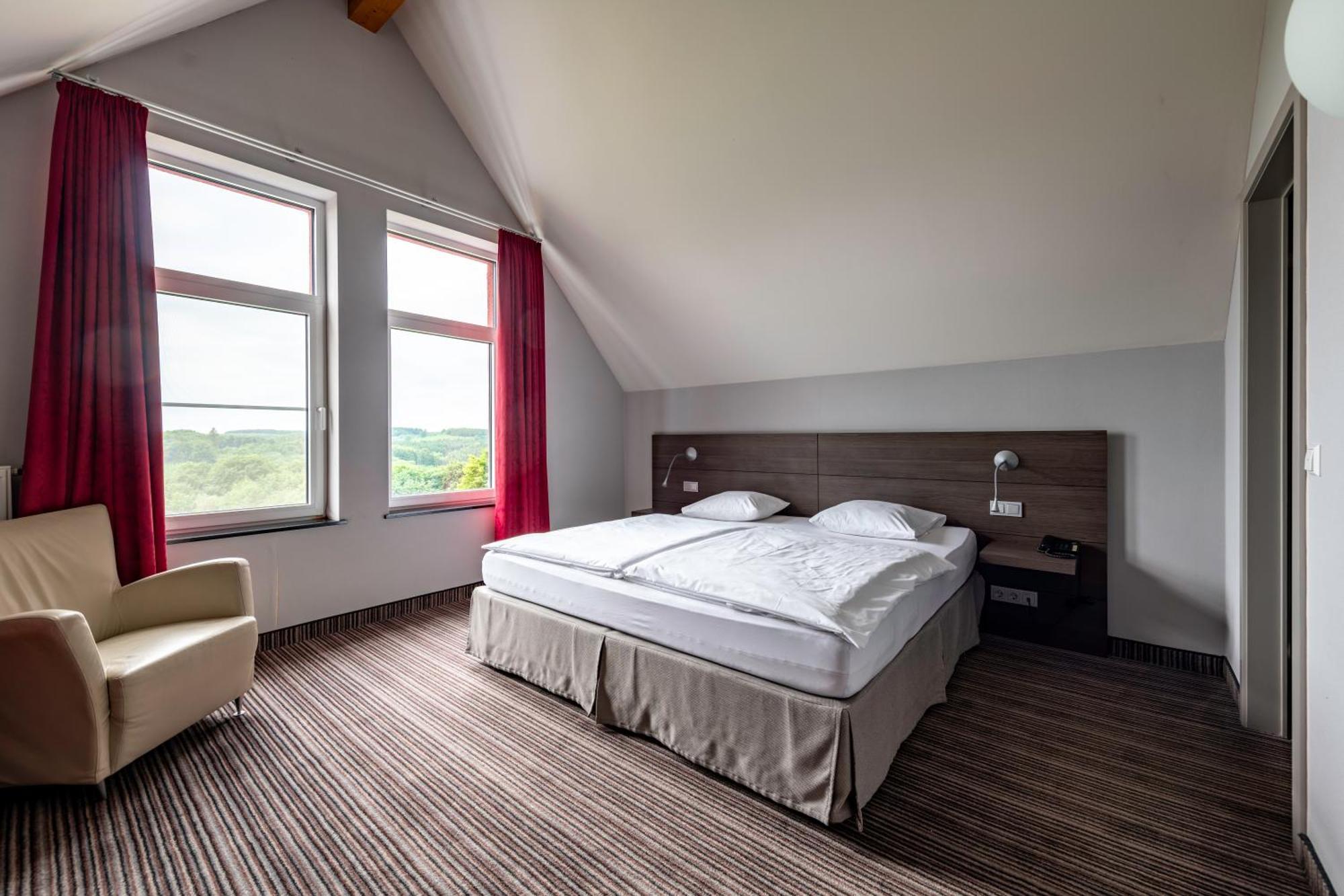 L'Hotel Et Restaurant Du Golf De Clervaux Eselborn Экстерьер фото