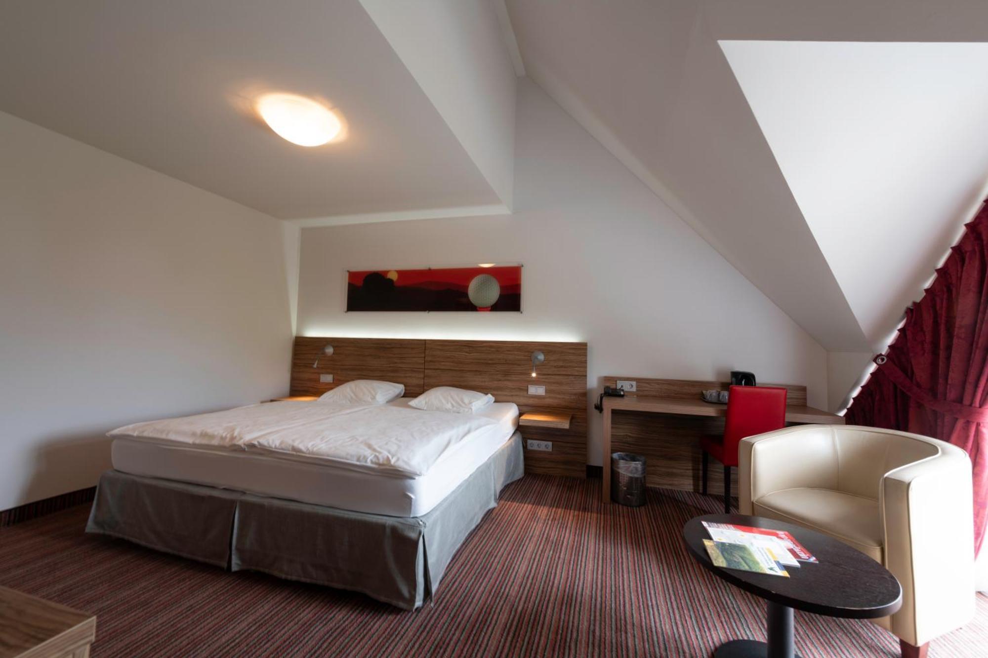 L'Hotel Et Restaurant Du Golf De Clervaux Eselborn Экстерьер фото