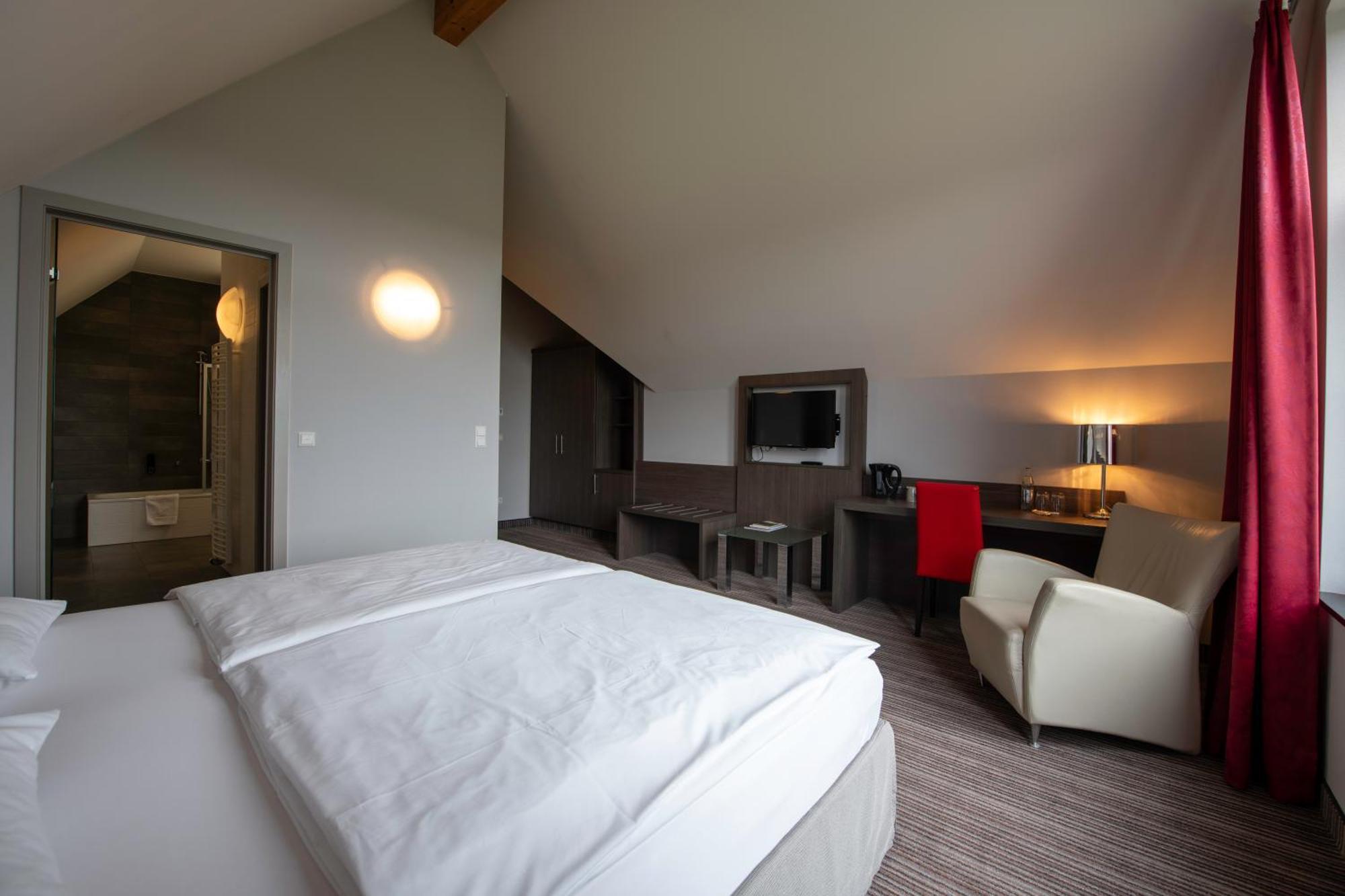 L'Hotel Et Restaurant Du Golf De Clervaux Eselborn Экстерьер фото